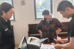 BBC：罗马球迷向布莱顿球迷扔杂物，布莱顿已向警方和欧足联报告